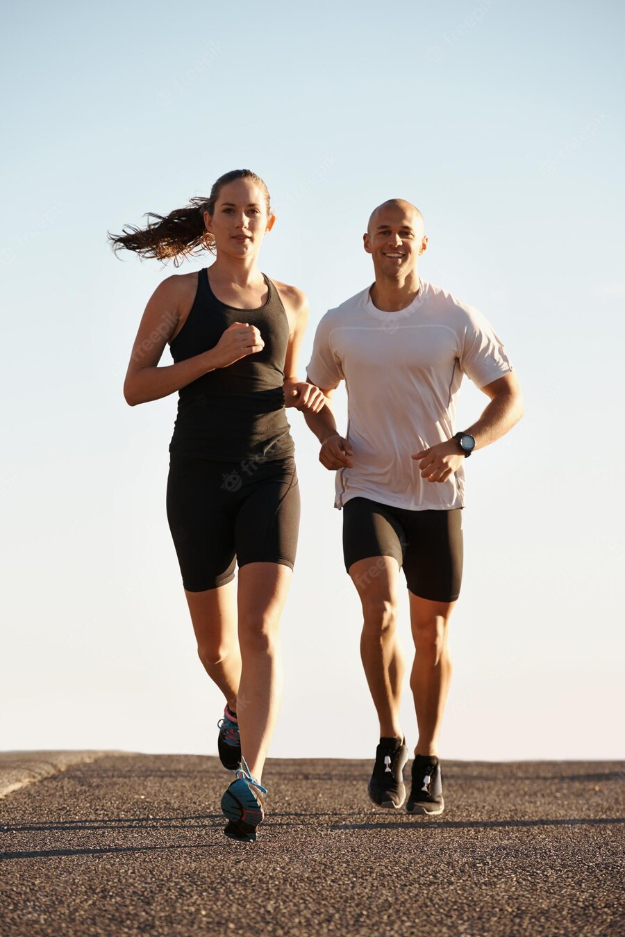 muž a žena běhají a běh mají jako podpůrný sport pro spalovač tuků 