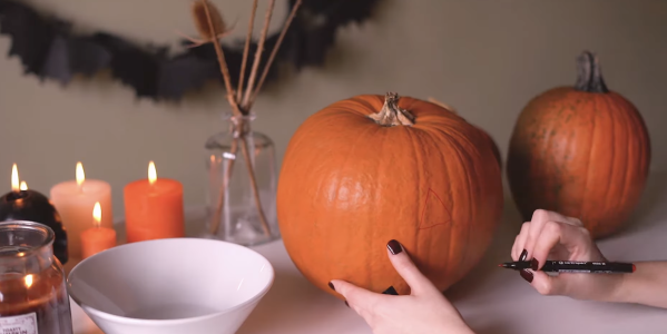 Jak vydlabat a vyřezat dýni na Halloween: Máme pro vás postup krok za krokem + video návod. 